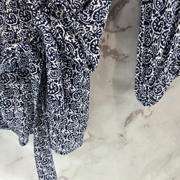 Talbots Shirt Womens Medium Blue White Wrap Printed Blouse Tie Navy 3/4 Sleeve - Picture 4 of 11